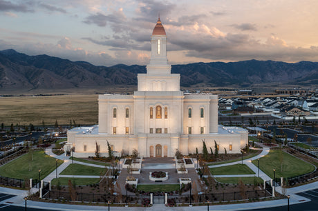 The Deseret Peak Utah Temple with the mountains.
